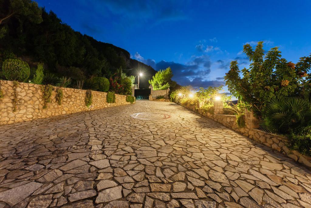 Villa Akros And Suites Keri ภายนอก รูปภาพ