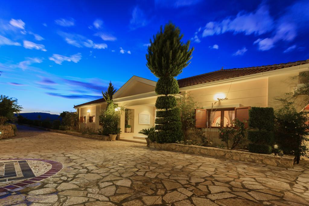 Villa Akros And Suites Keri ภายนอก รูปภาพ